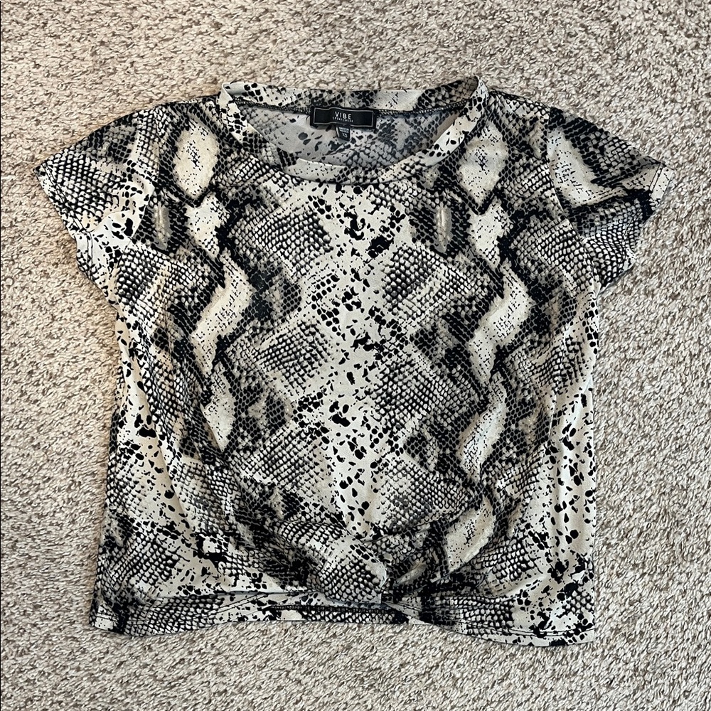 💕🎉HOST PICK🎉💕 Snakeskin Print Short Sleeve Top